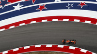 Fernando Alonso s McLarenem v Austinu