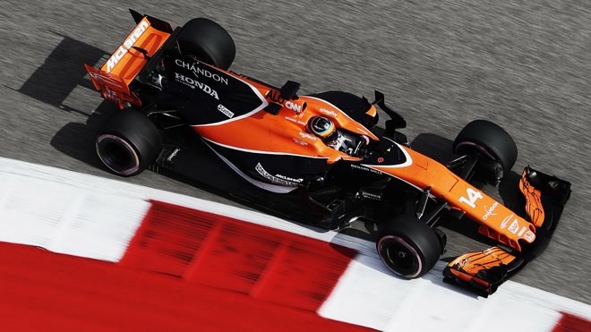 Fernando Alonso s McLarenem v Austinu