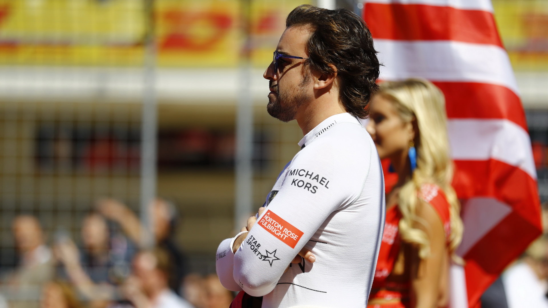 Fernando Alonso při hymně na startovním roštu