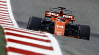 Fernando Alonso s McLarenem v Austinu