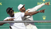 Usain Bolt a Lewis Hamilton na pódiu v Austinu