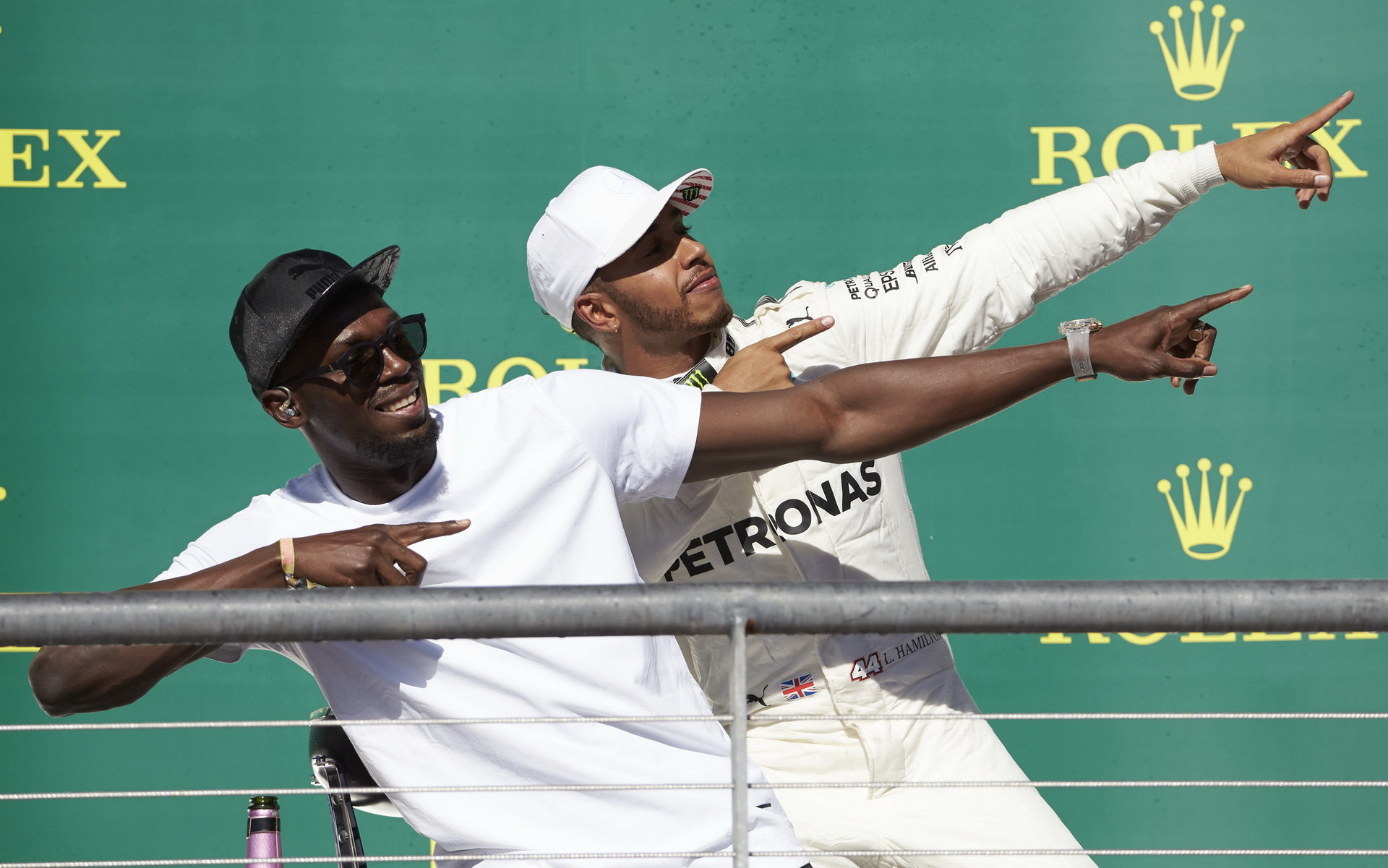 Usain Bolt a Lewis Hamilton na pódiu v Austinu