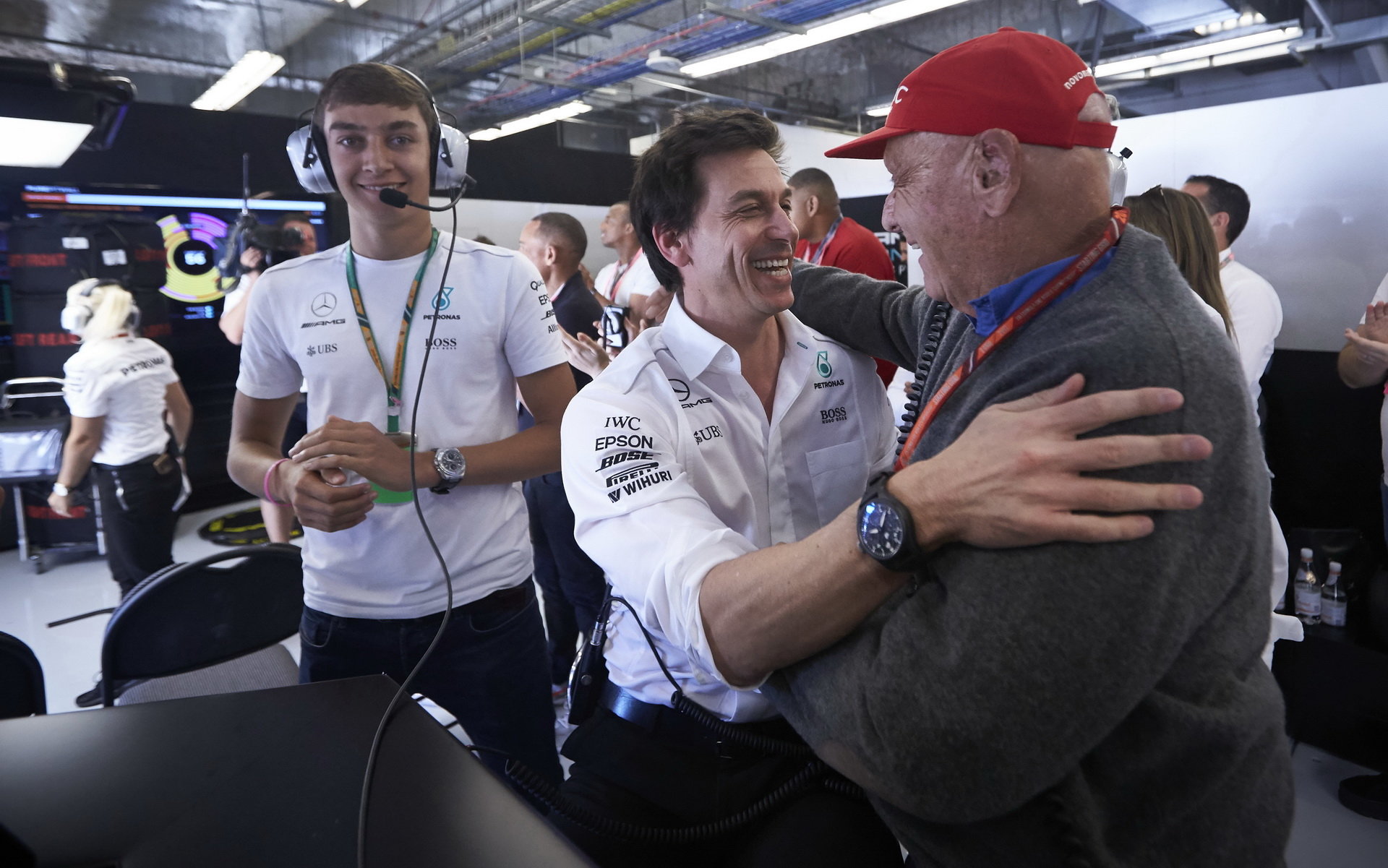 Toto Wolff a Niki Lauda se radují z konstrukterského titulu v Austinu