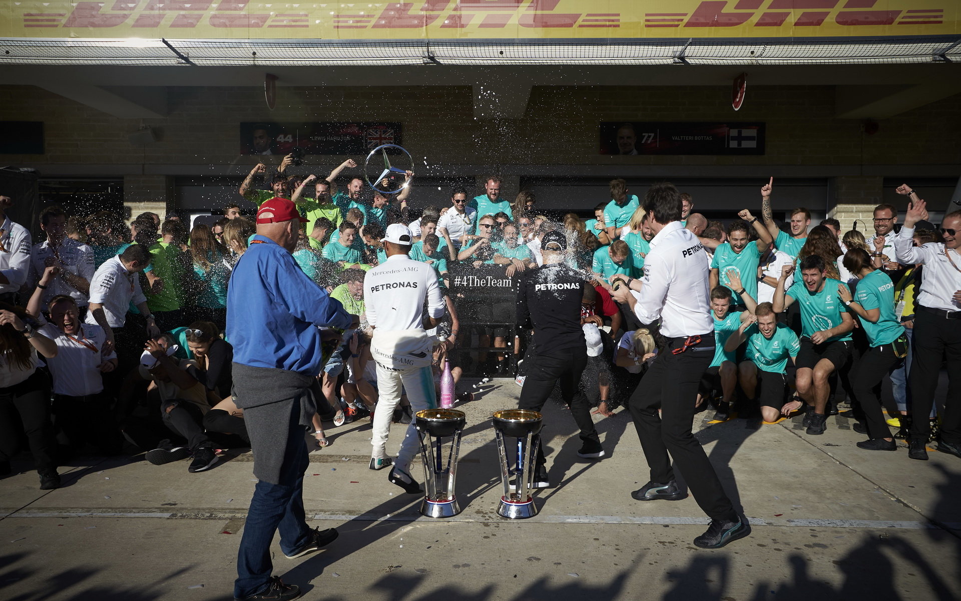 Tým Mercedesu se raduje z titulu konstruktéra po závodě v Austinu