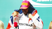 Lewis Hamilton se raduje z vítězství v závodě v Austinu