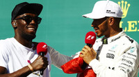 Lewis Hamilton v rozhovoru s Usainem Boltem po závodě v Austinu