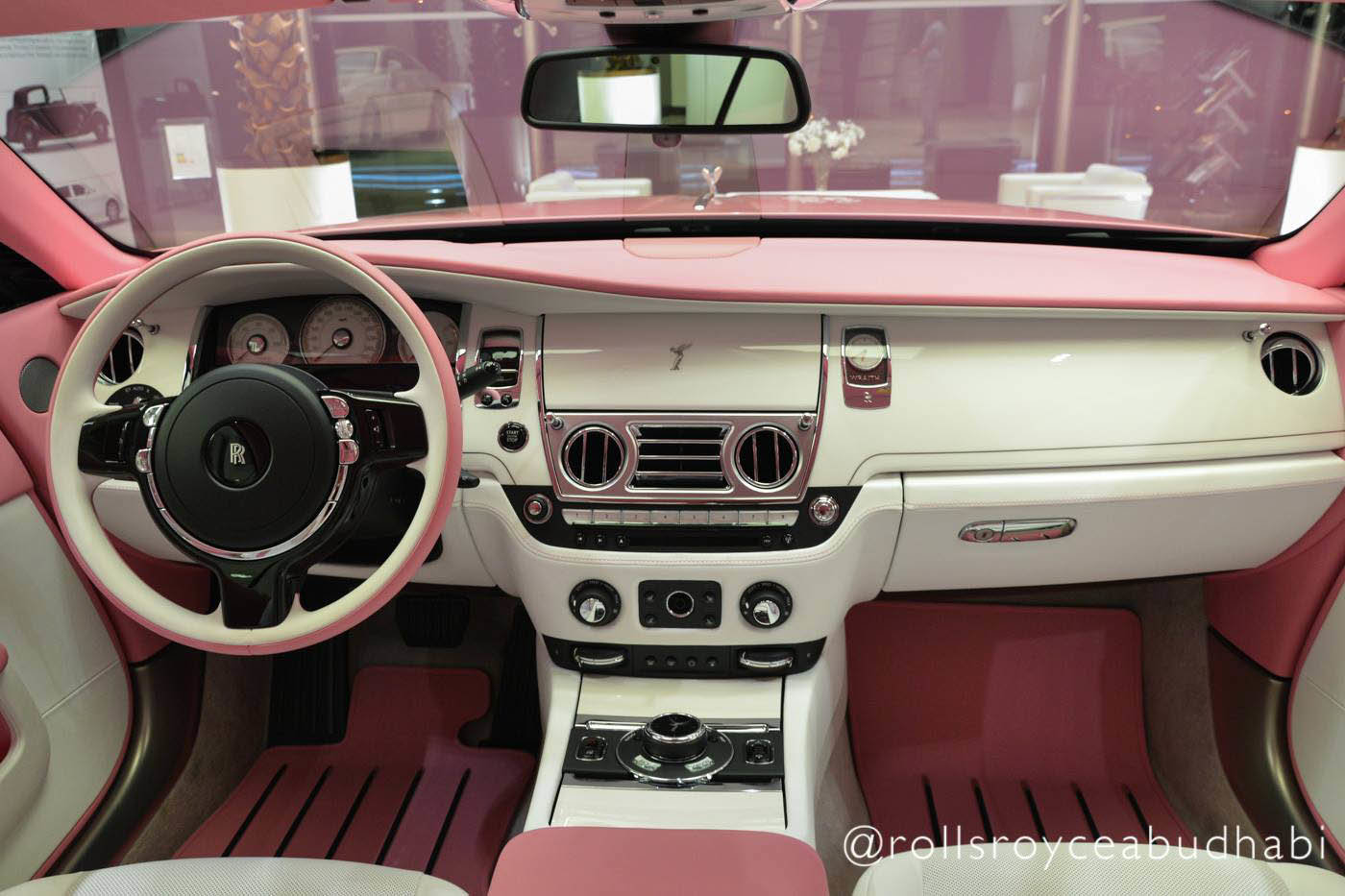 Růžový Rolls-Royce Wraith je ideální dárek pro každou Barbie