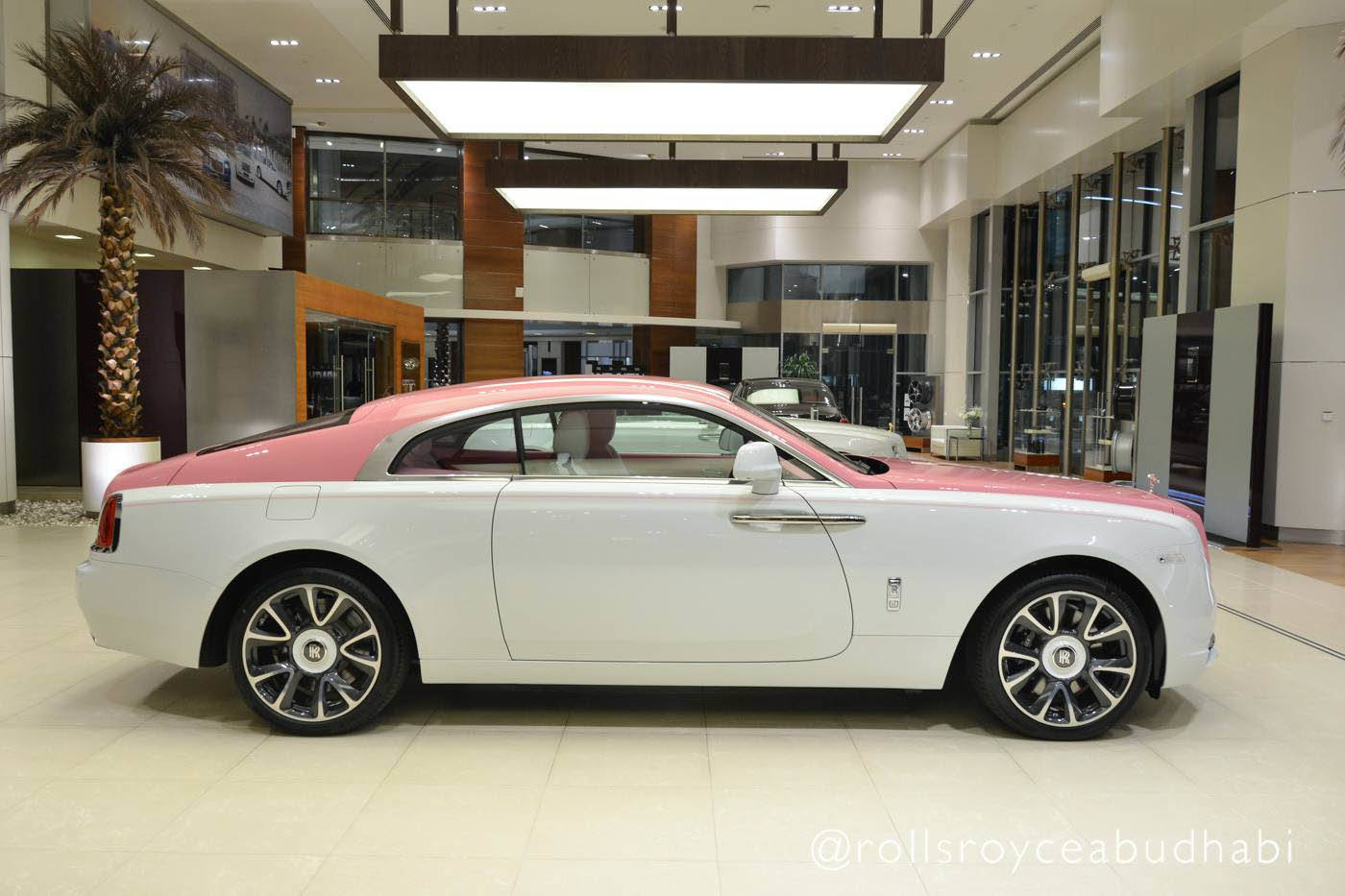 Růžový Rolls-Royce Wraith je ideální dárek pro každou Barbie