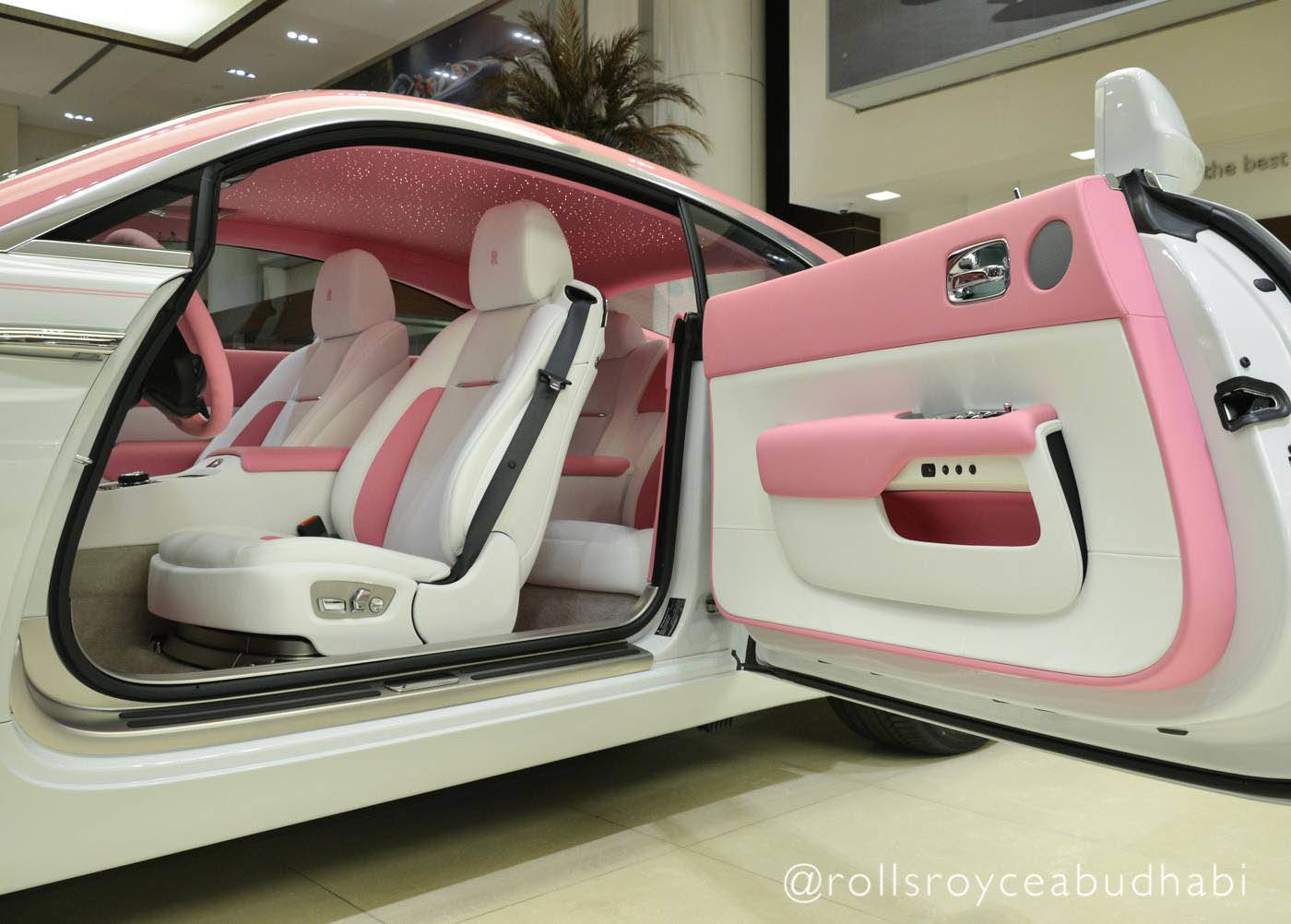 Růžový Rolls-Royce Wraith je ideální dárek pro každou Barbie