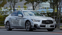 Automobil Infiniti Q50 vybavený autonomním systémem ProPILOT je testován v ulicích Tokia