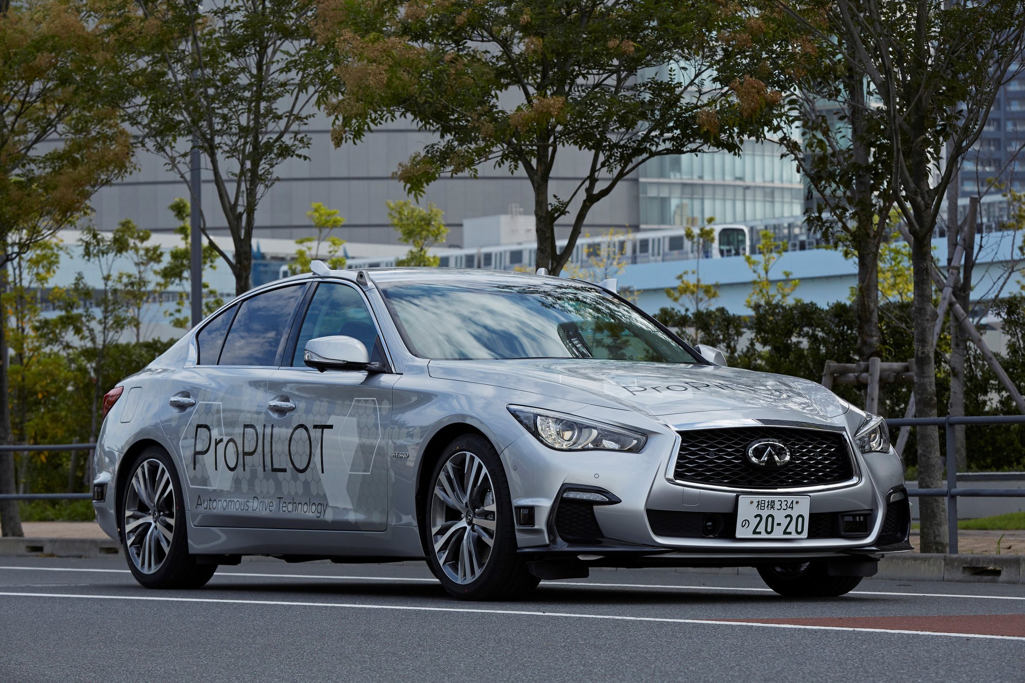 Automobil Infiniti Q50 vybavený autonomním systémem ProPILOT je testován v ulicích Tokia