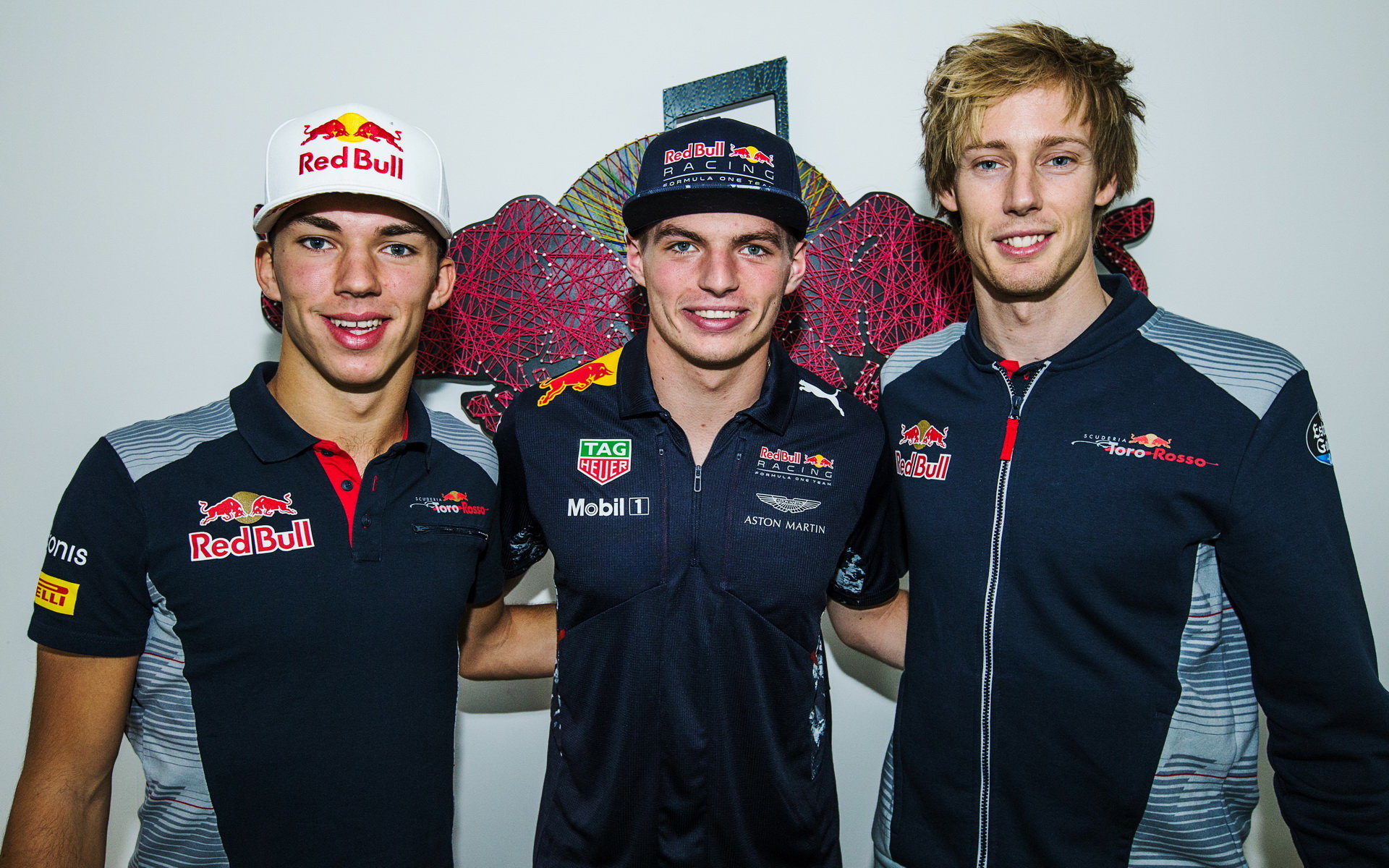 Pierre Gasly (vlevo), Max Verstappen a Brendon Hartley