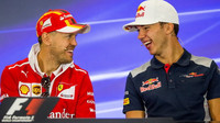 Sebastian Vettel a Pierre Gasly na tiskovce v Mexiku