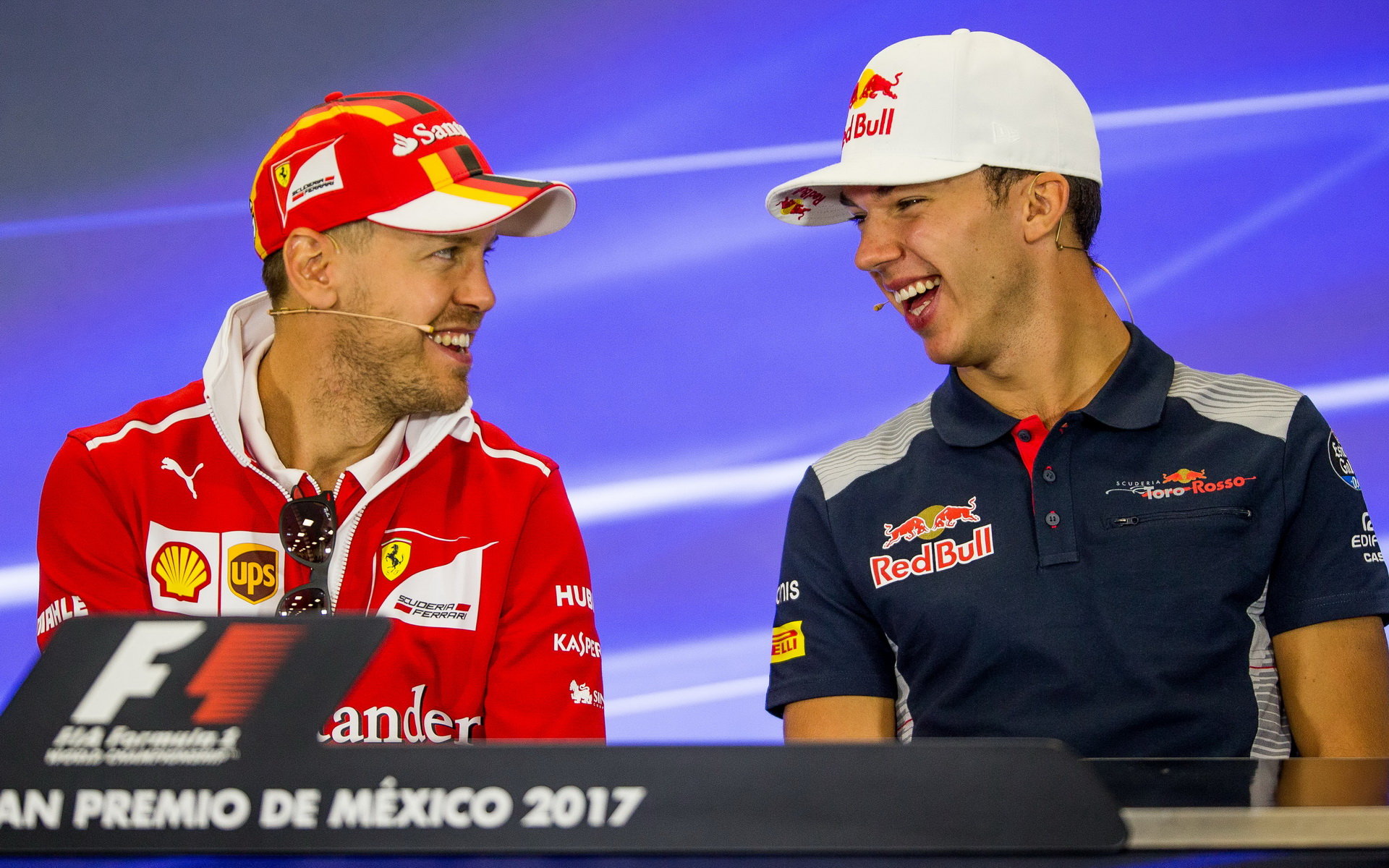 Sebastian Vettel a Pierre Gasly na tiskovce v Mexiku