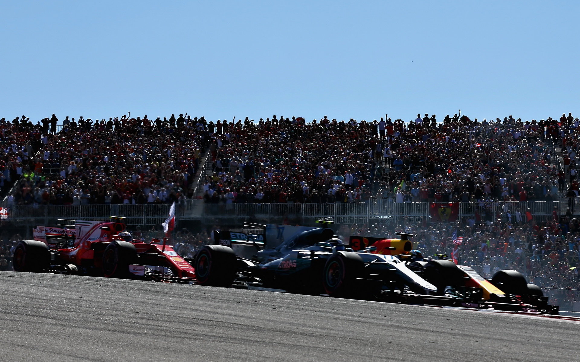 Daniel Ricciardo a Valtteri Bottas při předjíždění v závodě v Austinu