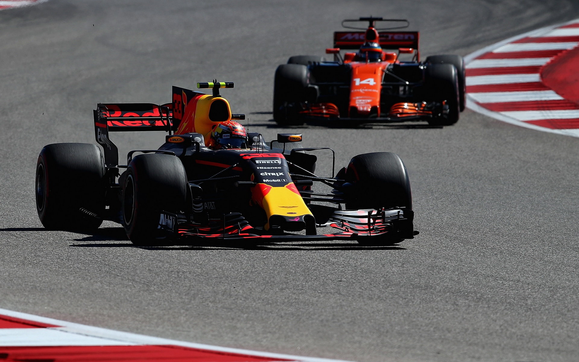 Podaří se letos McLarenu se stejným motorem předstihnout Red Bull?