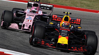 Max Verstappen a Esteban Ocon v závodě v Austinu
