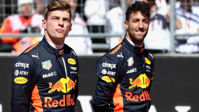 Max Verstappen (vlevo) a Daniel Ricciardo