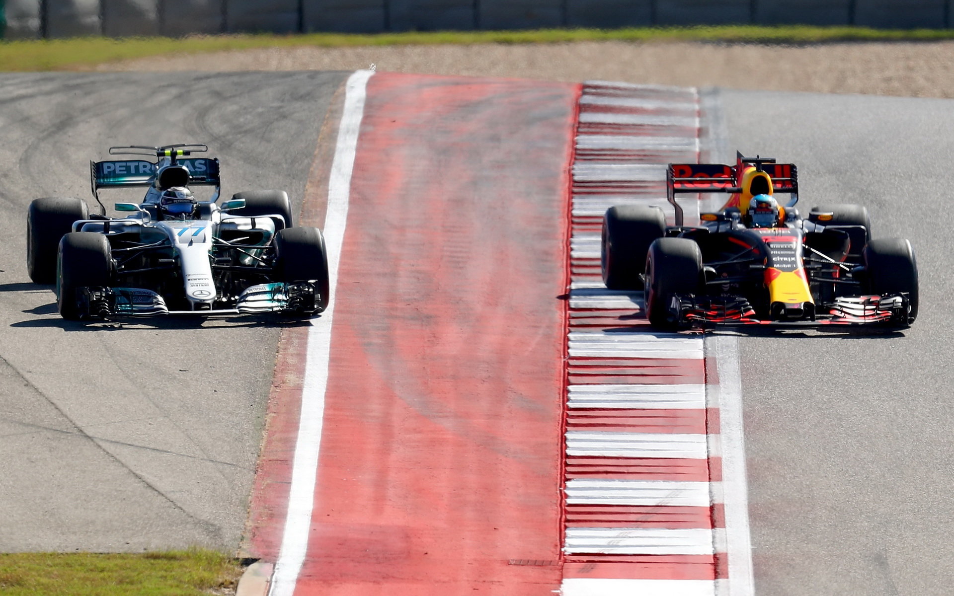 Valtteri Bottas a Daniel Ricciardo při předjíždění v závodě v Austinu