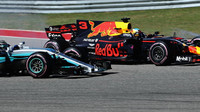 Valtteri Bottas a Daniel Ricciardo při předjíždění v závodě v Austinu