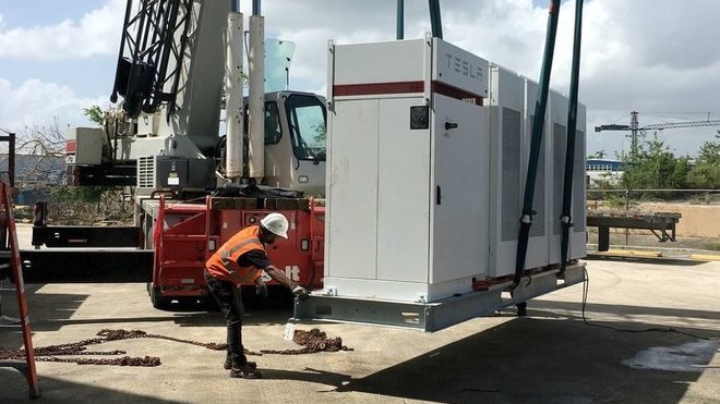 Tesla staví v Portoriku solární elektrárny, ta první napájí dětskou nemocnici