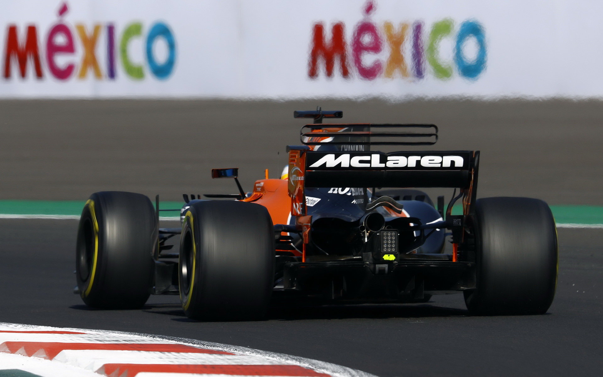 Šasi McLarenu MCL32 letos mělo na pódia, jeho konkurenceschopnost ale srážela pohonná jednotka Hondy