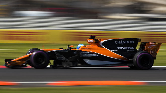 Fernando Alonso s McLarenem MCL32 v Mexiku