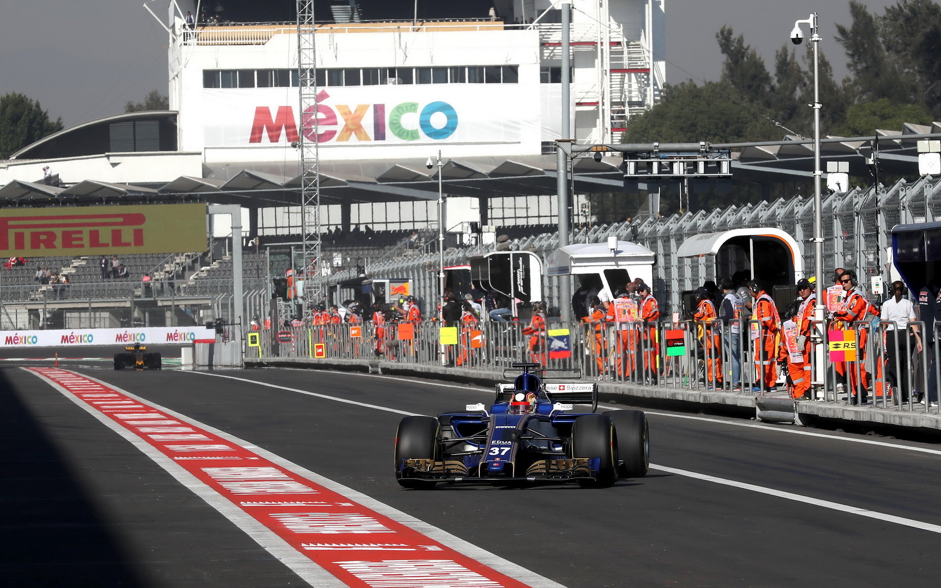 Charles Leclerc v tréninku v Mexiku