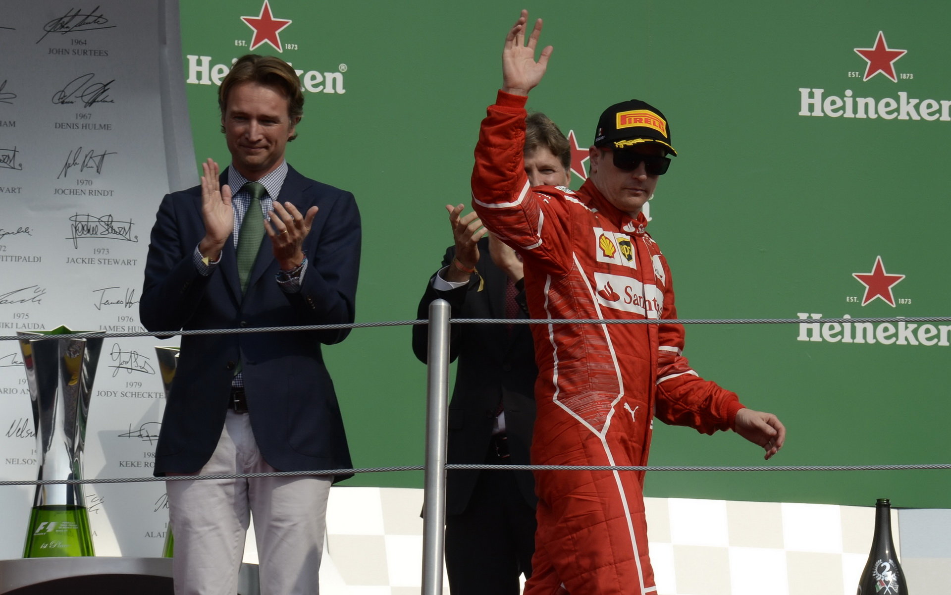 Kimi Räikkönen na pódiu po závodě v Mexiku