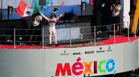Sergio Pérez zdraví fanoušky na pódiu po závodě v Mexiku