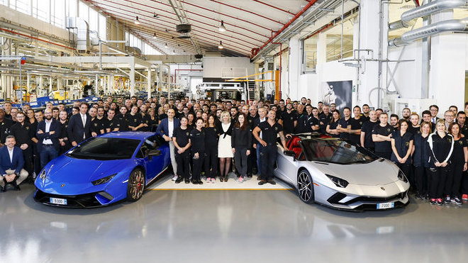 Společnost Lamborghini oslavila výrobu Aventadoru s číslem 7000 a Huracánu s číslem 9000