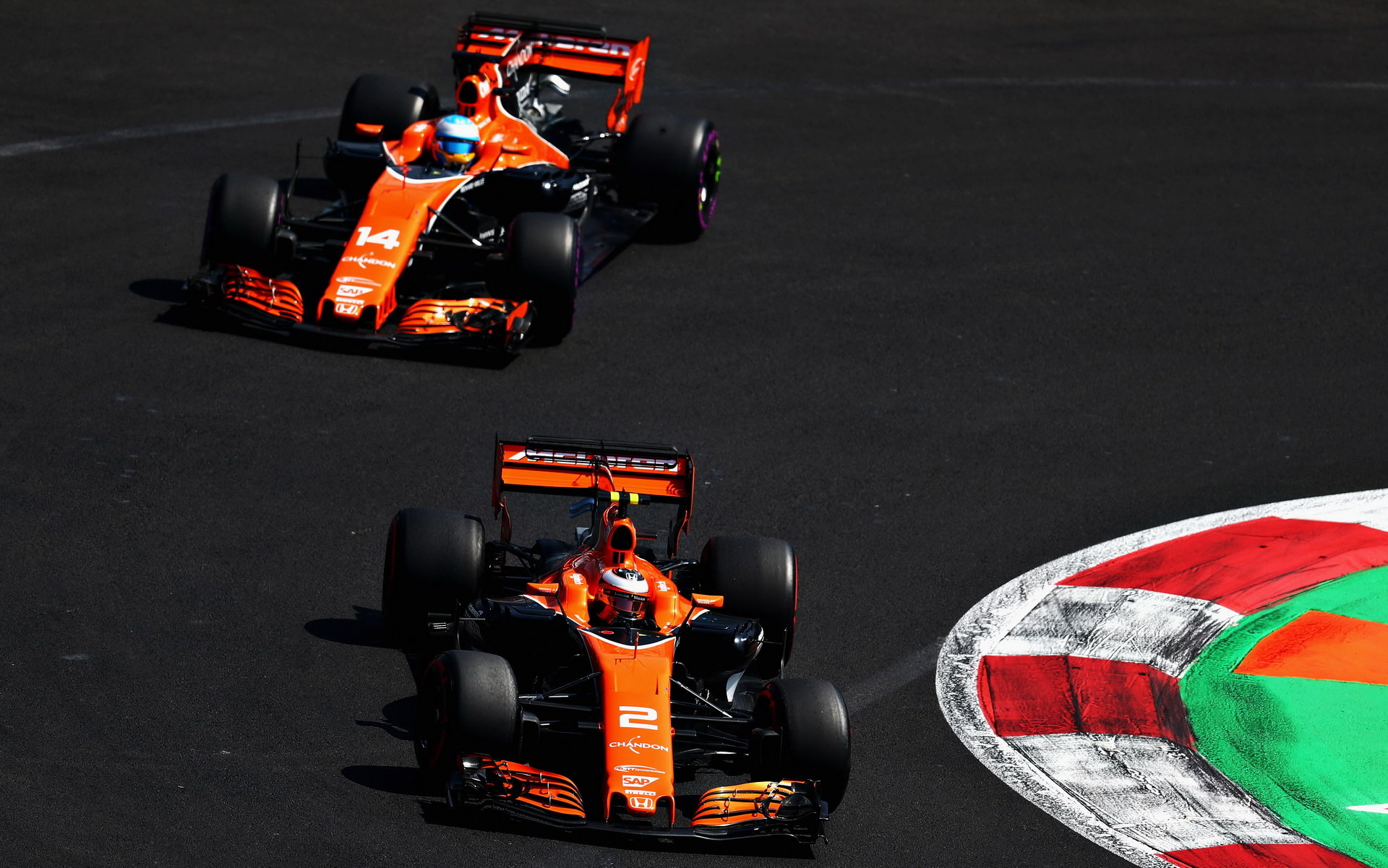 Stoffel Vandoorne a Fernando Alonso v závodě v Mexiku