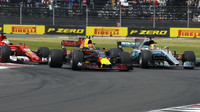 Těsný souboj mezi Sebastianem Vettelem, Maxem Verstappenem a Lewisem Hamiltonem po startu závodu v Mexiku