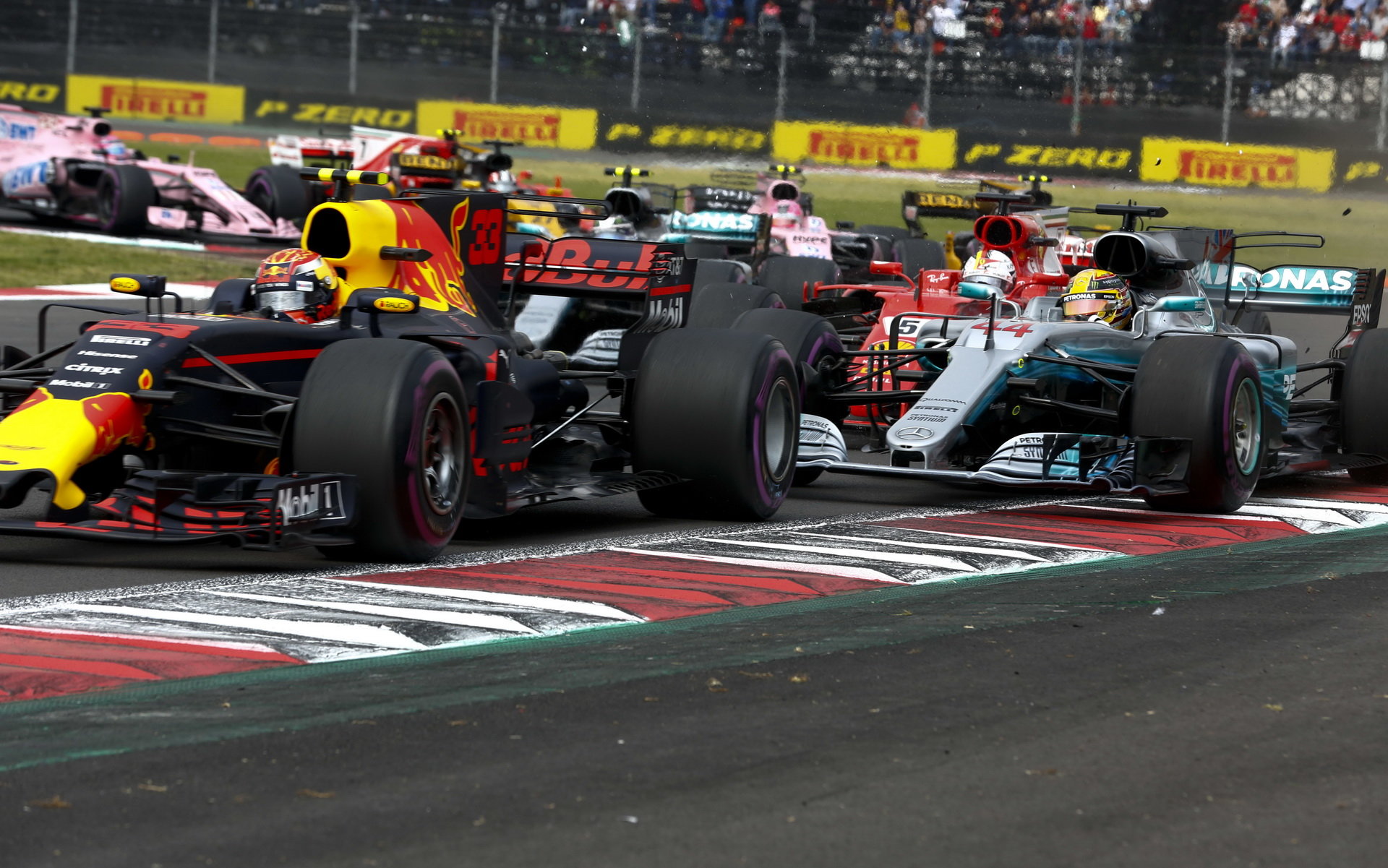 Těsný souboj mezi Sebastianem Vettelem, Maxem Verstappenem a Lewisem Hamiltonem po startu závodu v Mexiku