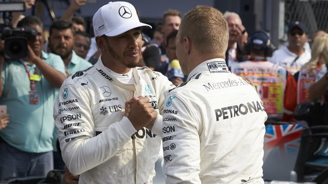Valtteri Bottas gratuluje Lewisovi Hamiltonovi k 4 titulu mistra světa v Mexiku
