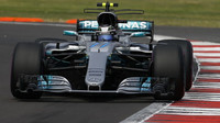 Bottas využil chyby svého týmového kolegy a v souboji o pole-position porazil Vettela