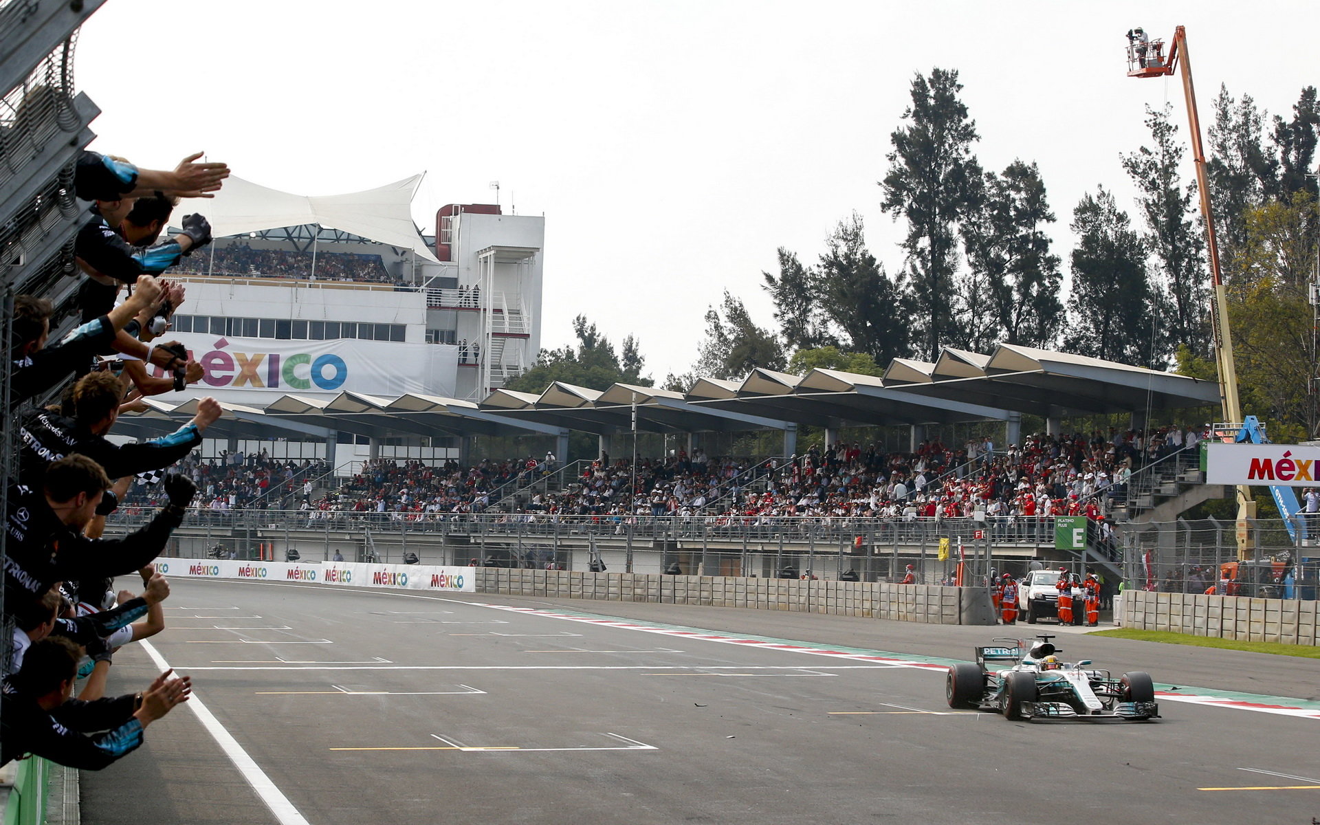 Lewis Hamilton v cíli závodu v Mexiku
