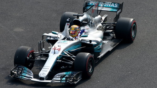 Lewis Hamilton si brazilskou kvalifikaci zkomplikoval tím nejhorším způsobem