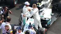 Valtteri Bottas gratuluje Lewisovi Hamiltonovi k 4 titulu mistra světa v Mexiku