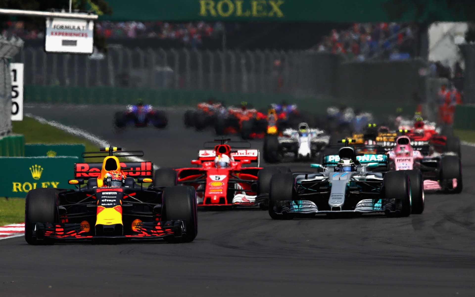 "Když Ferrari nevyhrává, tak obvykle panikaří," tvrdí Ecclestone