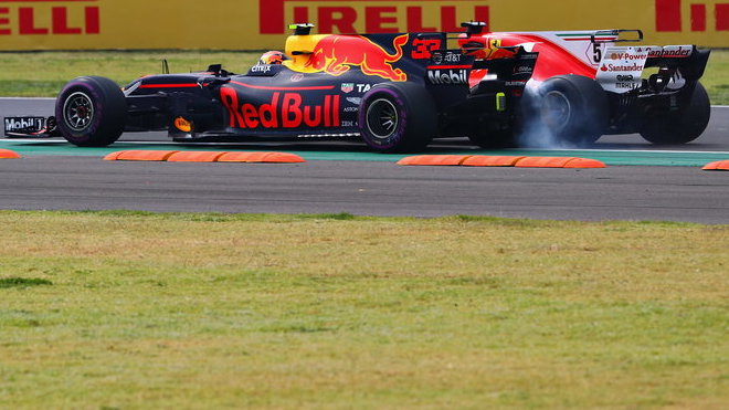 Max Verstappen předjíždí po startu Velké ceny Mexika Sebastiana Vettela, poté si pohodlně dojel pro vítězství