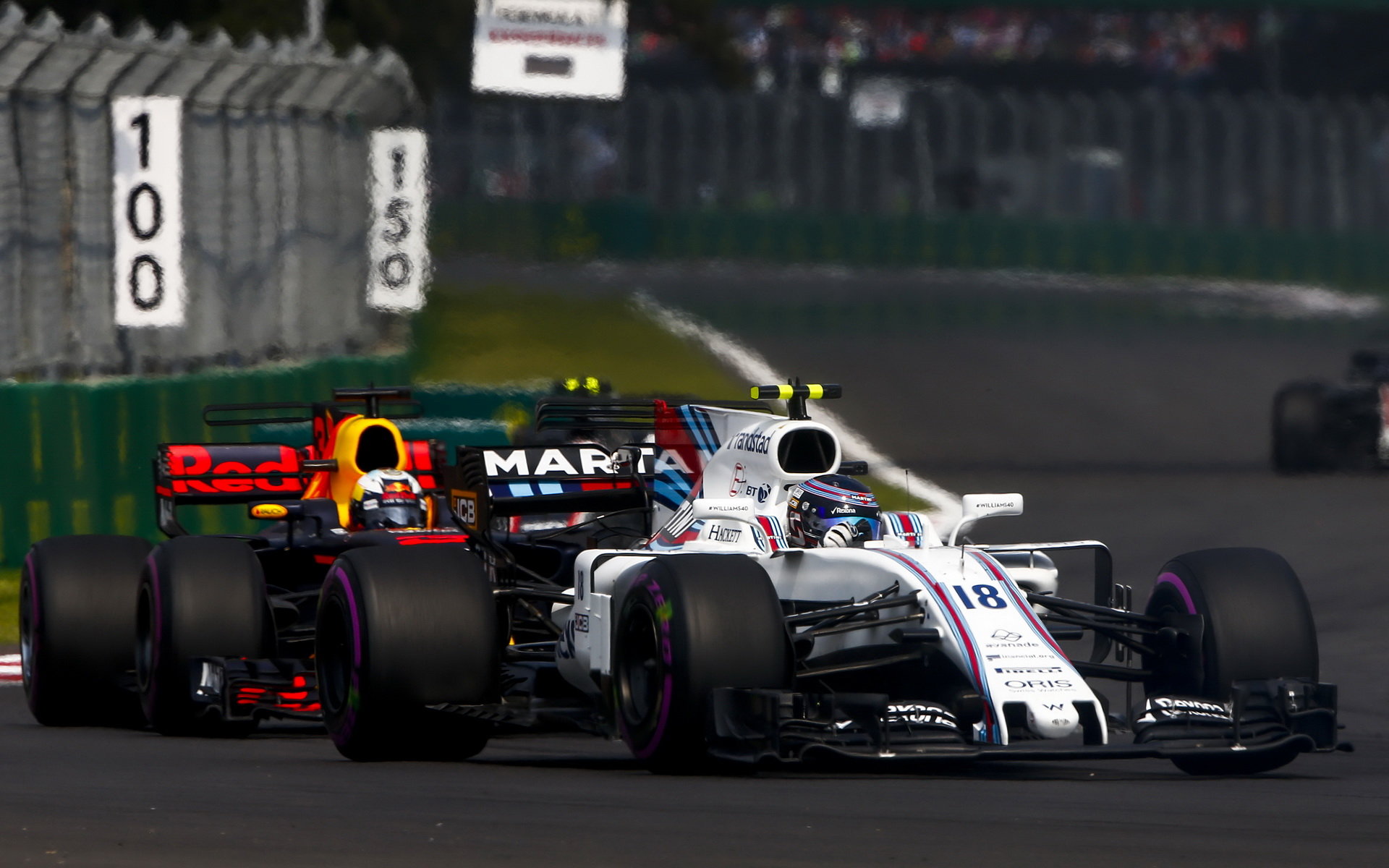 Lance Stroll a Daniel Ricciardo v závodě v Mexiku