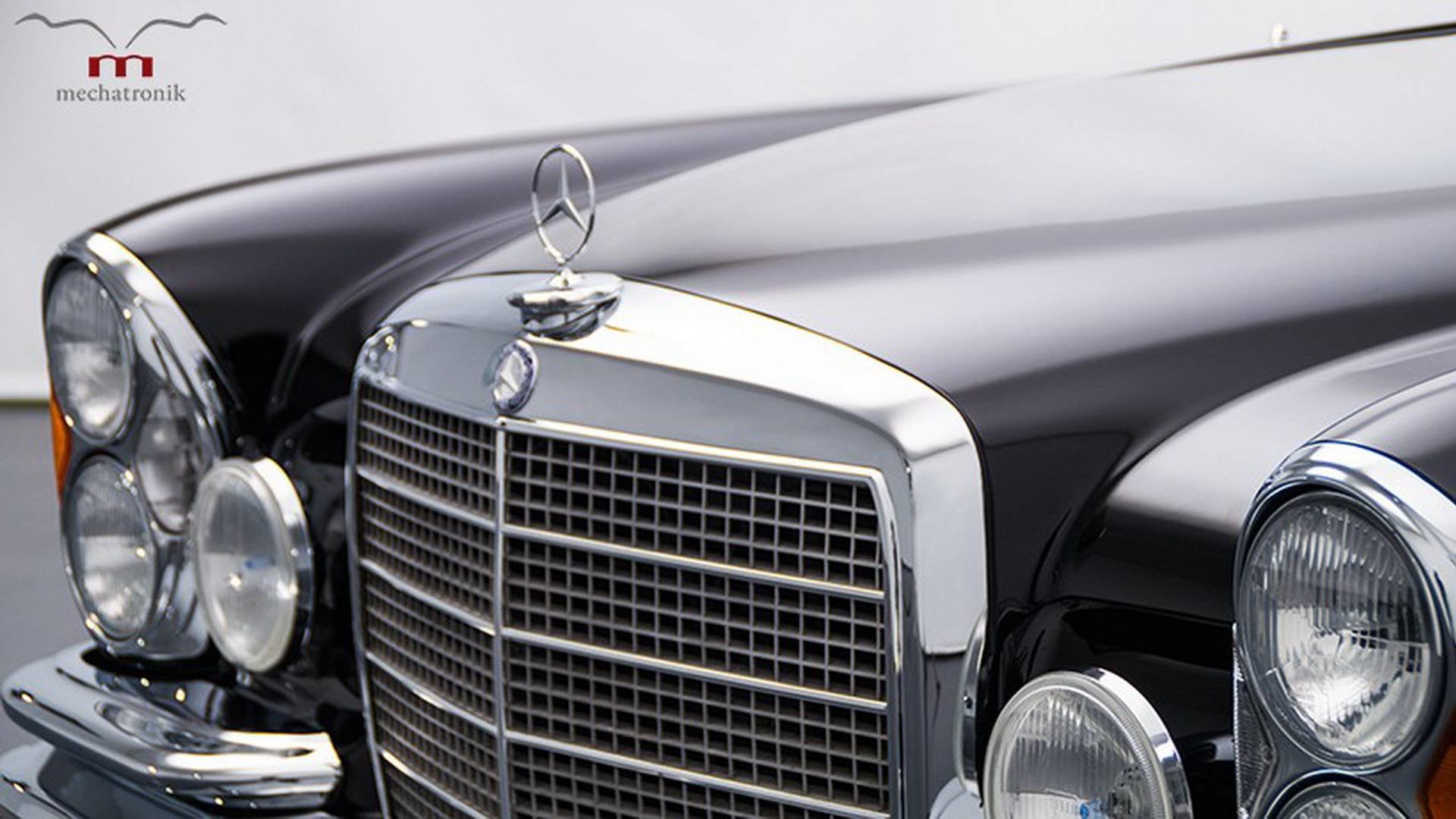 Mercedes-Benz W111 ukrývá pod kapotou moderní 5.5 litrovou V8 z dílny AMG