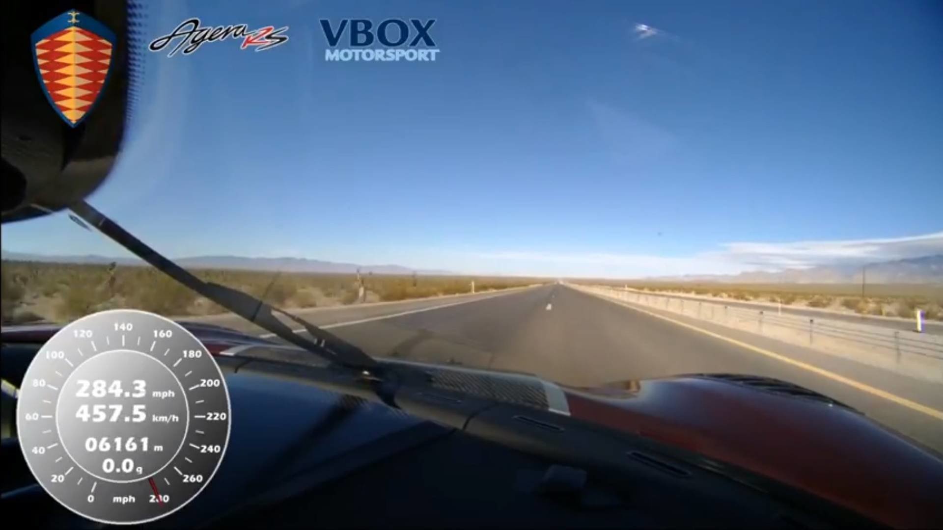 Koenigsegg Agera RS: záběr z kabiny vozu během maximální rychlosti