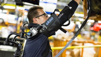 Někteří zaměstnanci Fordu začínají používat speciální exoskeleton EksoVest