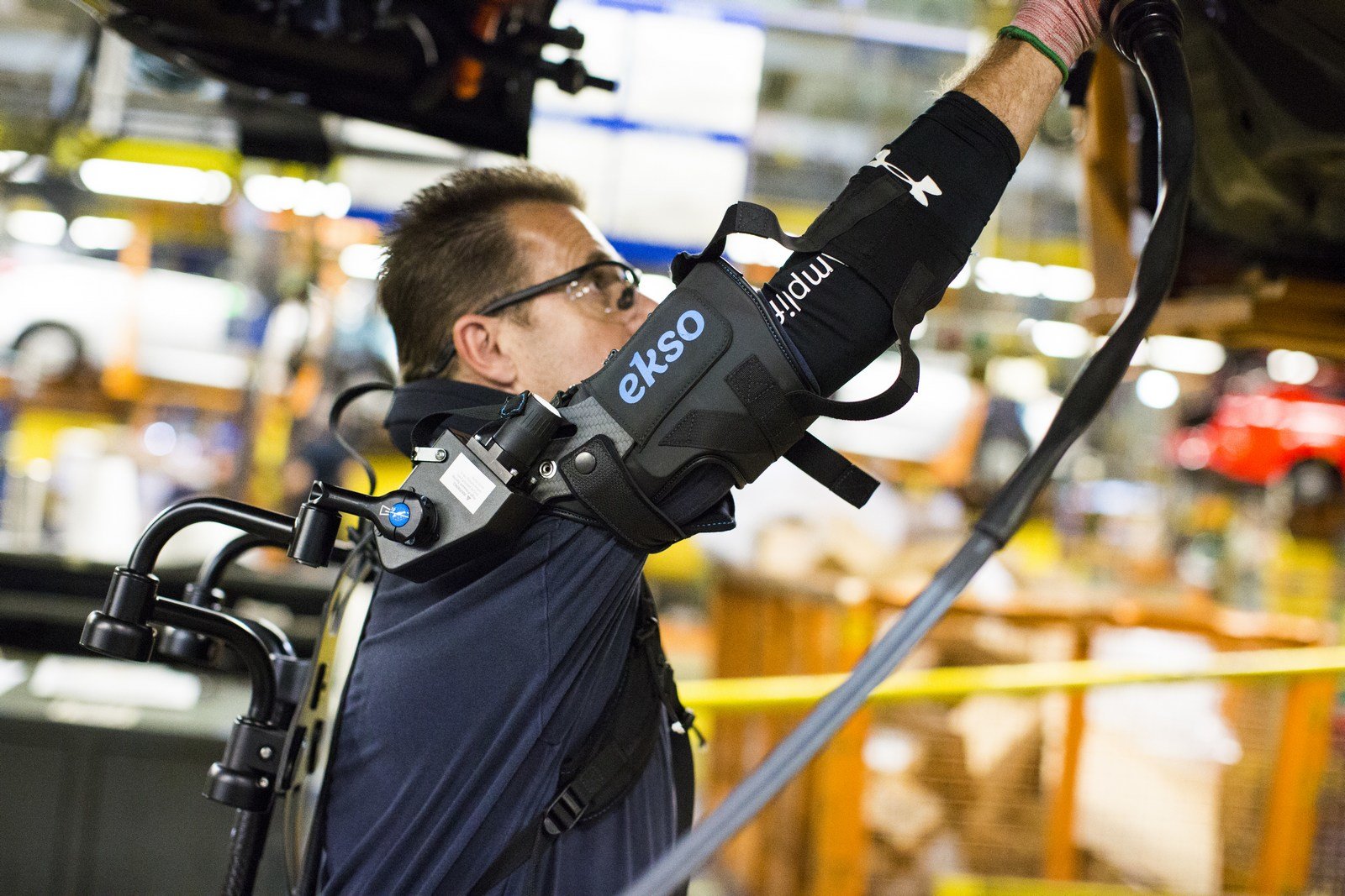 Někteří zaměstnanci Fordu začínají používat speciální exoskeleton EksoVest