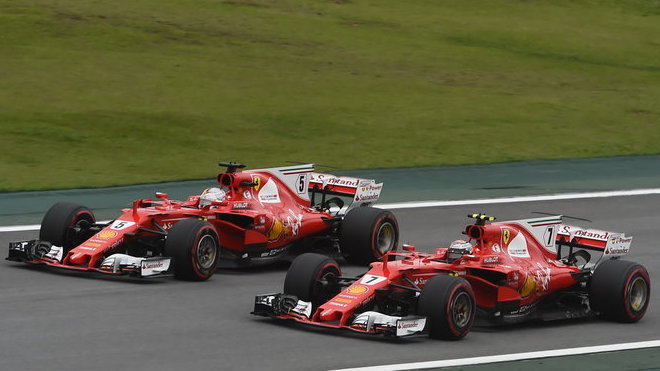 Kimi Räikkönen a Sebastian Vettel v kvalifikaci v Brazílii