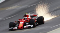 Kimi Räikkönen jiskří za použití DRS v kvalifikaci v Brazílii