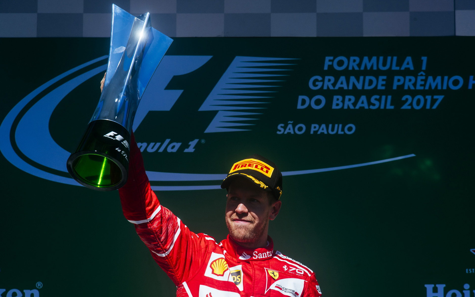 Sebastian Vettel se svou trofejí po vítězství na pódiu po závodě v Brazílii
