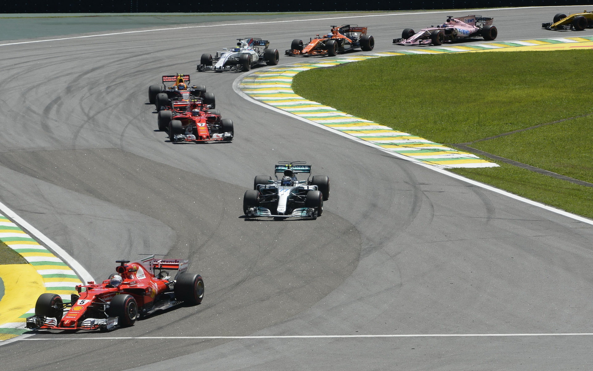Sebastian Vettel a Valtteri Bottas po startu závodu v Brazílii